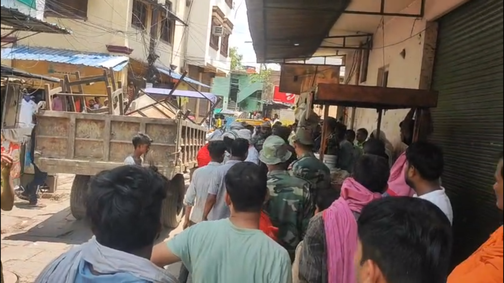 वाराणसी कैंट स्टेशन क्षेत्र में नगर निगम का बड़ा अतिक्रमण अभियान, दुकानदारों पर चला जुर्माने का डंडा