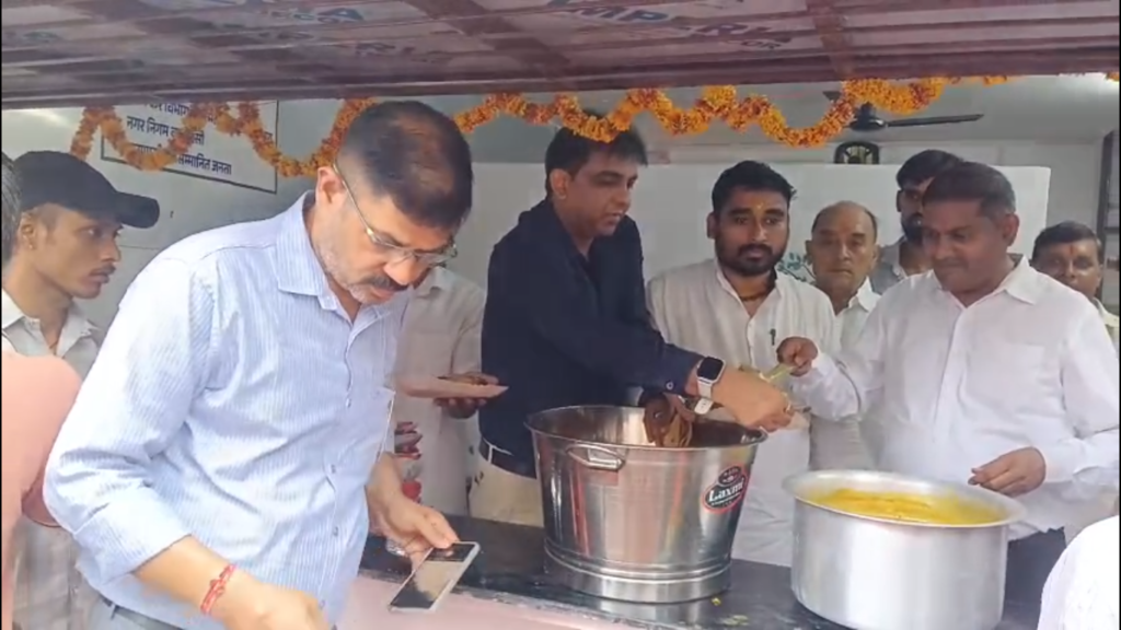 वाराणसी में फूड बैंक की नई पहल, जरूरतमंदों के लिए शुरू हुई निःशुल्क भोजन सेवा
