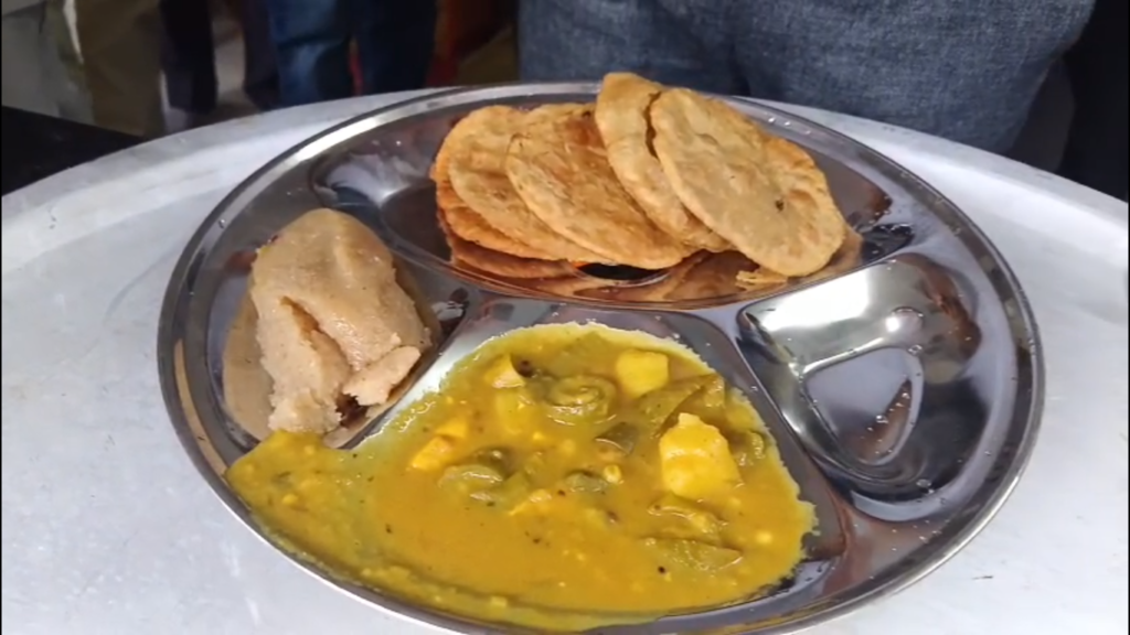 वाराणसी में फूड बैंक की नई पहल, जरूरतमंदों के लिए शुरू हुई निःशुल्क भोजन सेवा