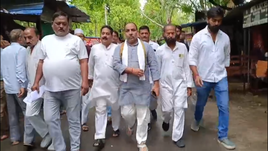 मतदान केंद्रों के प्रस्तावित बदलाव पर कांग्रेस ने जताई आपत्ति, डीएम को सौंपा ज्ञापन