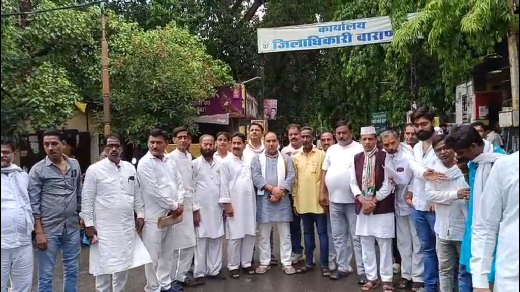 मतदान केंद्रों के प्रस्तावित बदलाव पर कांग्रेस ने जताई आपत्ति, डीएम को सौंपा ज्ञापन
