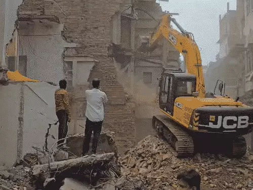 वाराणसी: दालमंडी चौड़ीकरण अभियान तेज, तीन अवैध मकान ध्वस्त, करीब 170 ढांचों पर चल चुका बुलडोज़र
