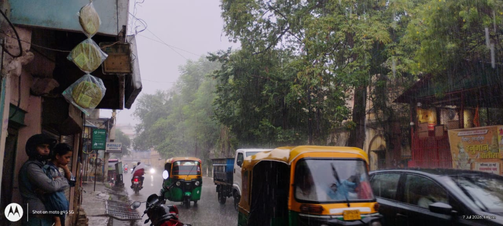वाराणसी में सुबह से झमाझम बारिश, गरज-चमक के साथ बदला मौसम; गर्मी और उमस से मिली राहत