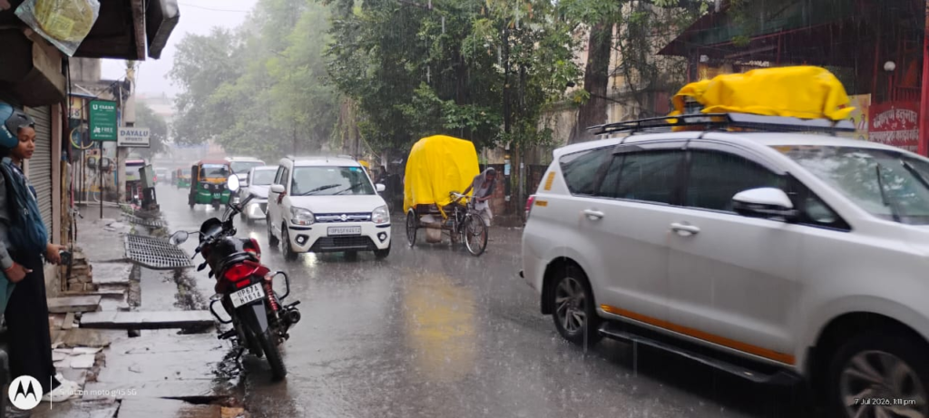 वाराणसी में सुबह से झमाझम बारिश, गरज-चमक के साथ बदला मौसम; गर्मी और उमस से मिली राहत