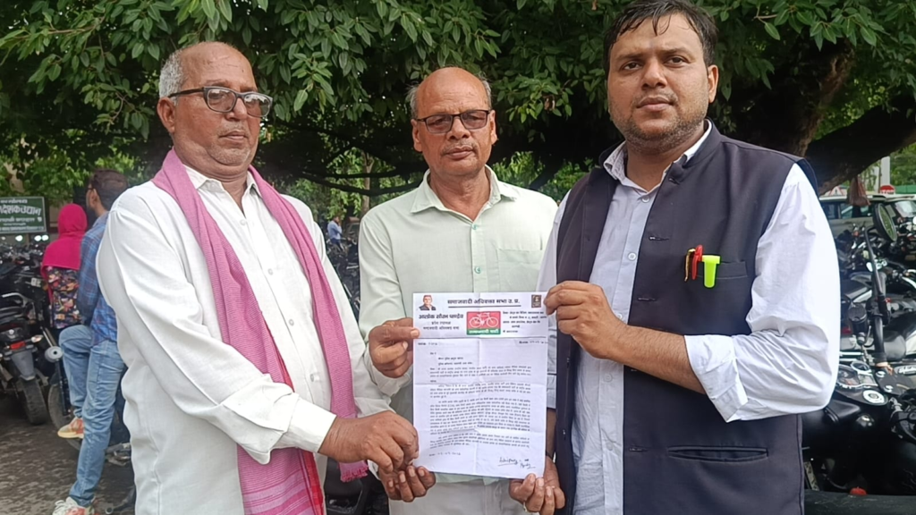 अखिलेश यादव पर टिप्पणी को लेकर सपा का विरोध, भाजपा प्रवक्ता अजय आलोक के खिलाफ पुलिस कमिश्नर को सौंपा ज्ञापन
