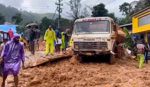 तेज बारिश से वायनाड में बड़ा हादसा: सुरंग निर्माण स्थल पर भूस्खलन, 2 की मौत, कई लोग मलबे में दबे होने की आशंका