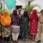 वाराणसी कैंट स्टेशन के बाहर एंटी रोमियो टीम का एक्शन, अश्लील इशारे कर राहगीरों को परेशान करने के आरोप में 5 महिलाएं गिरफ्तार