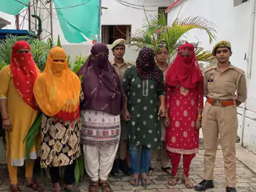 वाराणसी कैंट स्टेशन के बाहर एंटी रोमियो टीम का एक्शन, अश्लील इशारे कर राहगीरों को परेशान करने के आरोप में 5 महिलाएं गिरफ्तार