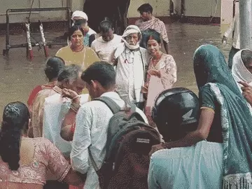 बीएचयू अस्पताल में बारिश बनी मरीजों की मुसीबत, कमर तक पानी में डूबे रास्ते; इलाज कराने पहुंचे लोग लौटे