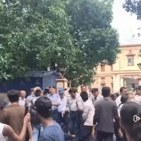 बीएचयू में BFA प्रवेश परीक्षा की मार्किंग को लेकर छात्रों का प्रदर्शन, केंद्रीय कार्यालय पर हुआ हंगामा