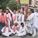 अखिलेश यादव के खिलाफ पोस्टर से गरमाई सियासत, तीन जिलों में सपाइयों का प्रदर्शन
