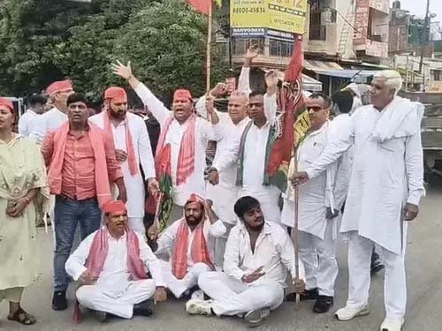 अखिलेश यादव के खिलाफ पोस्टर से गरमाई सियासत, तीन जिलों में सपाइयों का प्रदर्शन