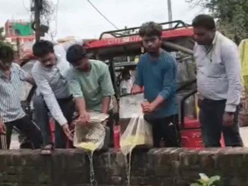 रक्षाबंधन से पहले वाराणसी में मिलावटखोरों पर शिकंजा, 523 किलो खाद्य सामग्री नष्ट
