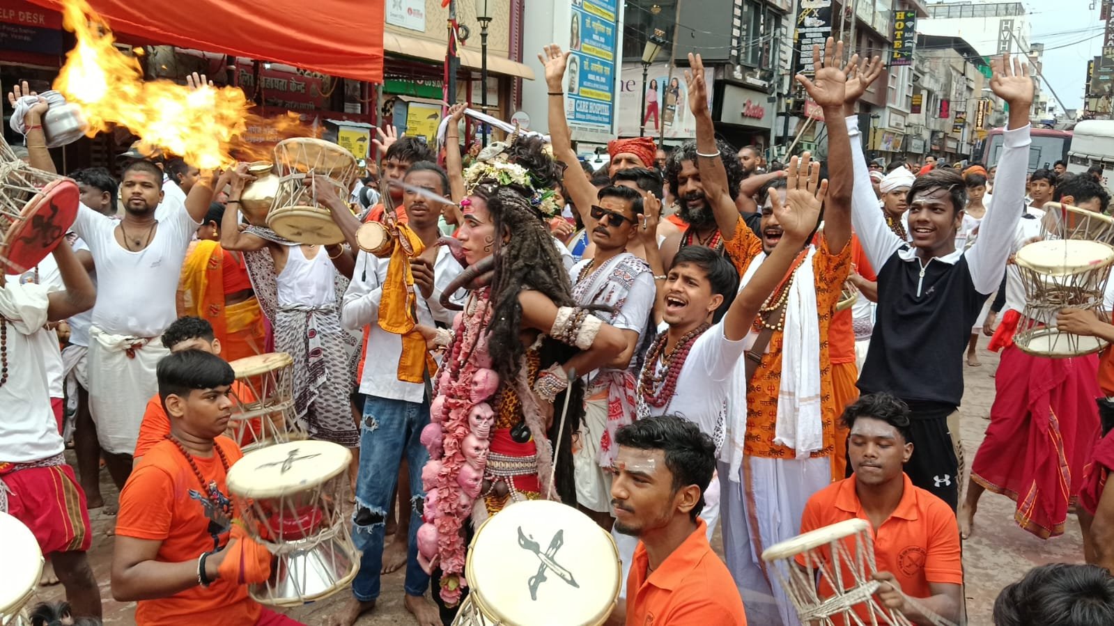 94 वर्षों से चली आ रही परम्परा का भव्य निर्वहन, हजारों श्रद्धालुओं के साथ निकली ऐतिहासिक जलाभिषेक शोभायात्रा