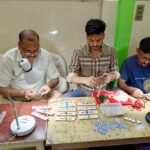 बदलते रंगों के साथ विदेश तक पहुंची बनारसी कला