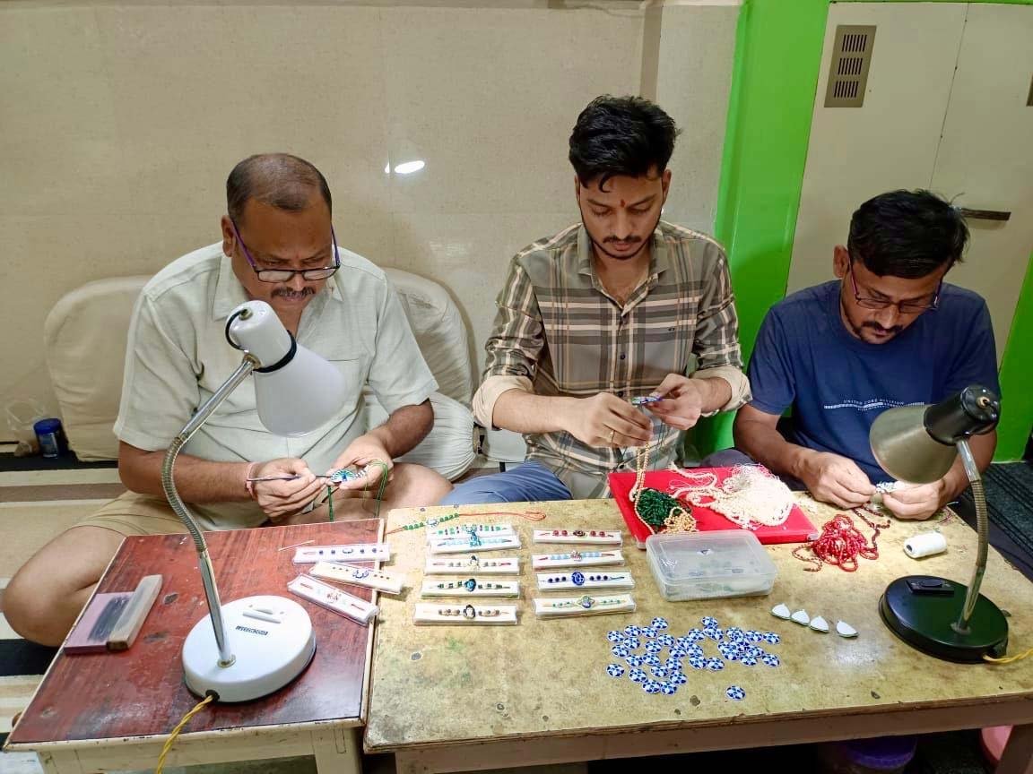 बदलते रंगों के साथ विदेश तक पहुंची बनारसी कला