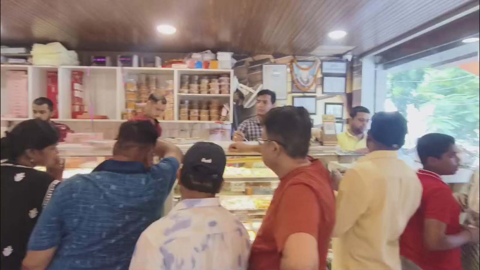 राखी बांधने से पहले जेब पर वार! चीनी के बढ़े दामों ने बढ़ाई मिठाई की कीमत