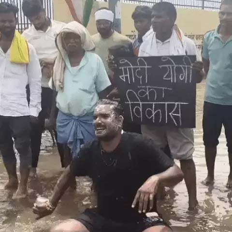वाराणसी में जलभराव के खिलाफ अनोखा प्रदर्शन, सपा नेता ने सड़क पर भरे पानी में किया स्नान