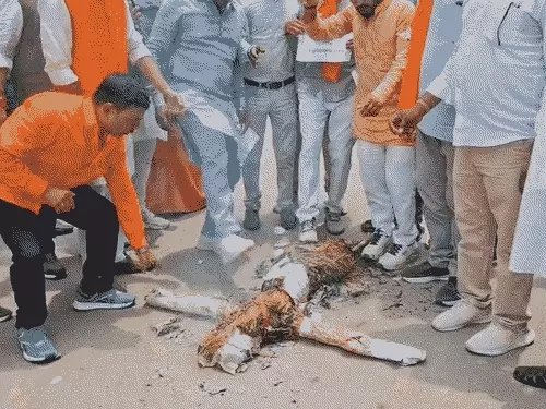 वाराणसी में पप्पू यादव के खिलाफ प्रदर्शन, पुतला दहन कर कार्रवाई की उठाई मांग