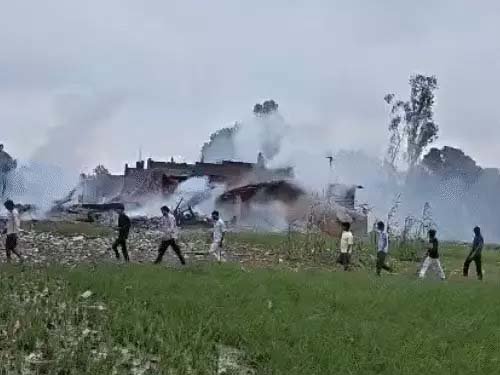 प्रयागराज-कौशांबी बॉर्डर पर पटाखा फैक्ट्री में भीषण विस्फोट, 5 की मौत; 25 घायल, कई के फंसे होने की आशंका