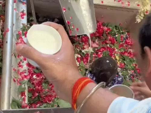 कैमरा लगे स्मार्ट चश्मे के साथ काशी विश्वनाथ मंदिर के गर्भगृह तक पहुंचा युवक, जलाभिषेक का वीडियो किया रिकॉर्ड