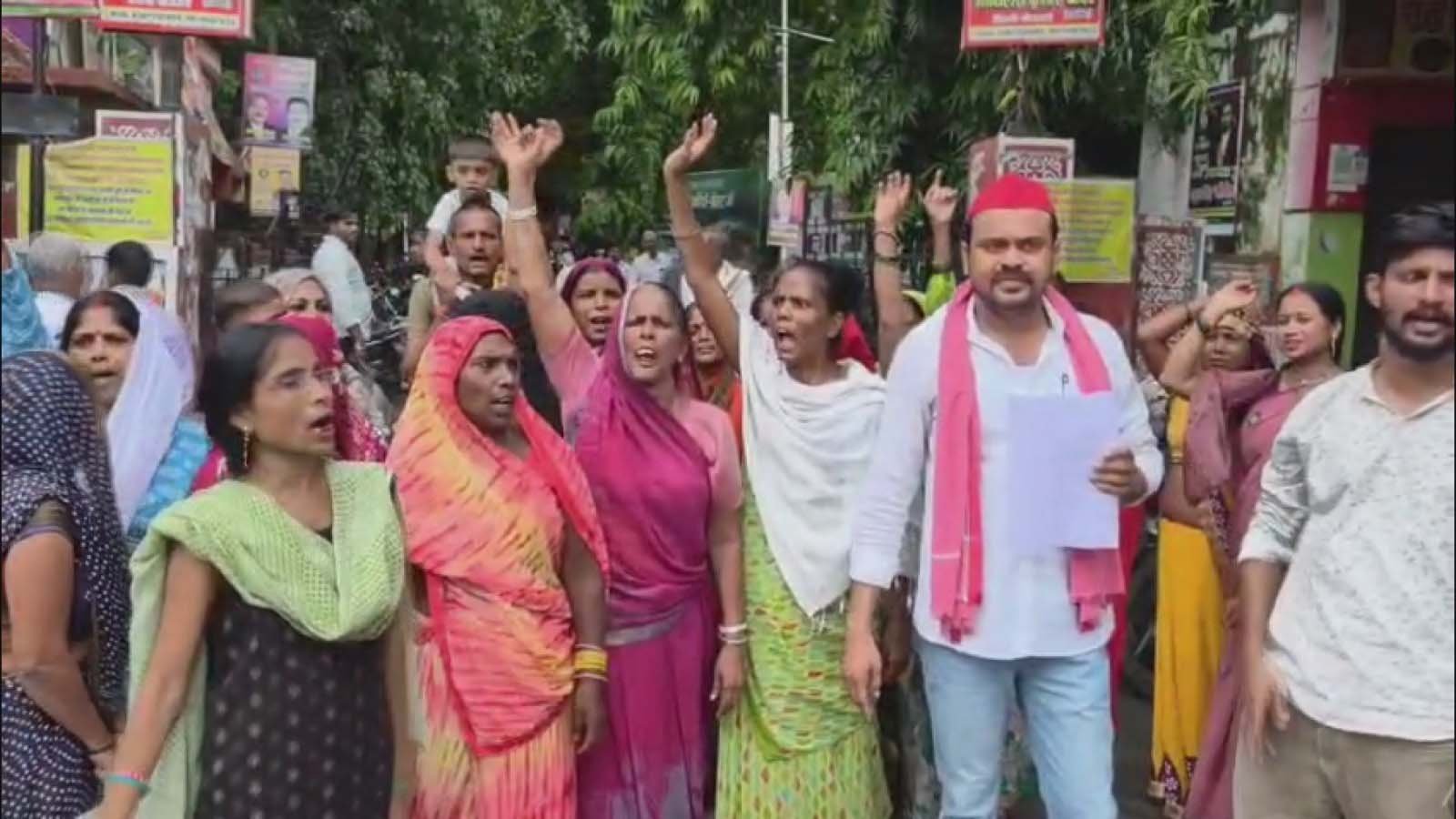 कांशीराम आवास योजना में जर्जर भवनों से दहशत, छज्जे गिरने की घटनाओं के बाद प्रशासन से शिकायत