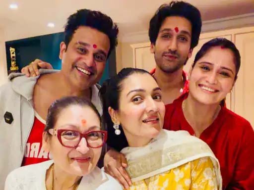रक्षाबंधन पर एक साथ दिखा कृष्णा अभिषेक का परिवार, आरती और गोविंदा के बच्चों संग मनाया त्योहार; सुनीता आहूजा भी रहीं मौजूद
