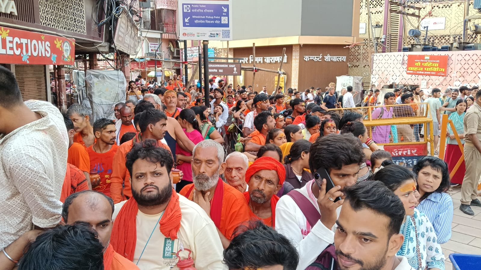 सावन के प्रथम सोमवार पर काशी में उमड़ा आस्था का सैलाब, लाखों श्रद्धालुओं ने किए बाबा विश्वनाथ के दर्शन