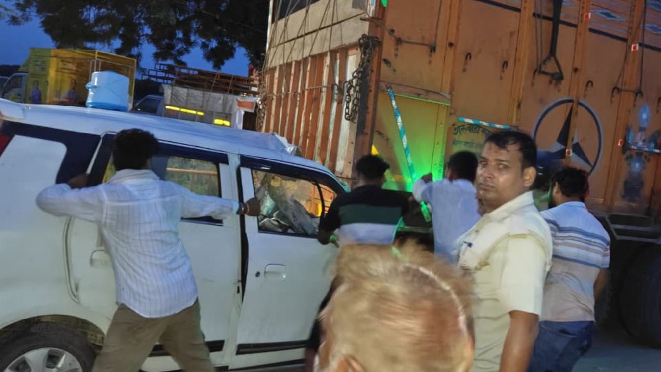 काशी से दर्शन कर लौट रहे श्रद्धालुओं की कार ट्रक से टकराई, दो की मौत, तीन गंभीर घायल