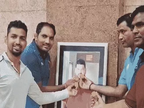 महिला पहलवानों के आरोपों वाले मामले में बृजभूषण शरण सिंह बरी, वाराणसी में मिठाई बांटकर मनाया जश्न