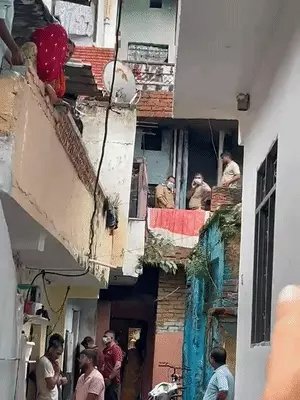 प्रयागराज में दिल दहला देने वाली वारदात: कमरे में मिली पति-पत्नी और महिला की लाश, जांच में जुटी पुलिस