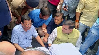 E20 पेट्रोल के विरोध में केजरीवाल का पीएम आवास मार्च, पुलिस ने रास्ते में रोका; AAP नेताओं ने सड़क पर दिया धरना