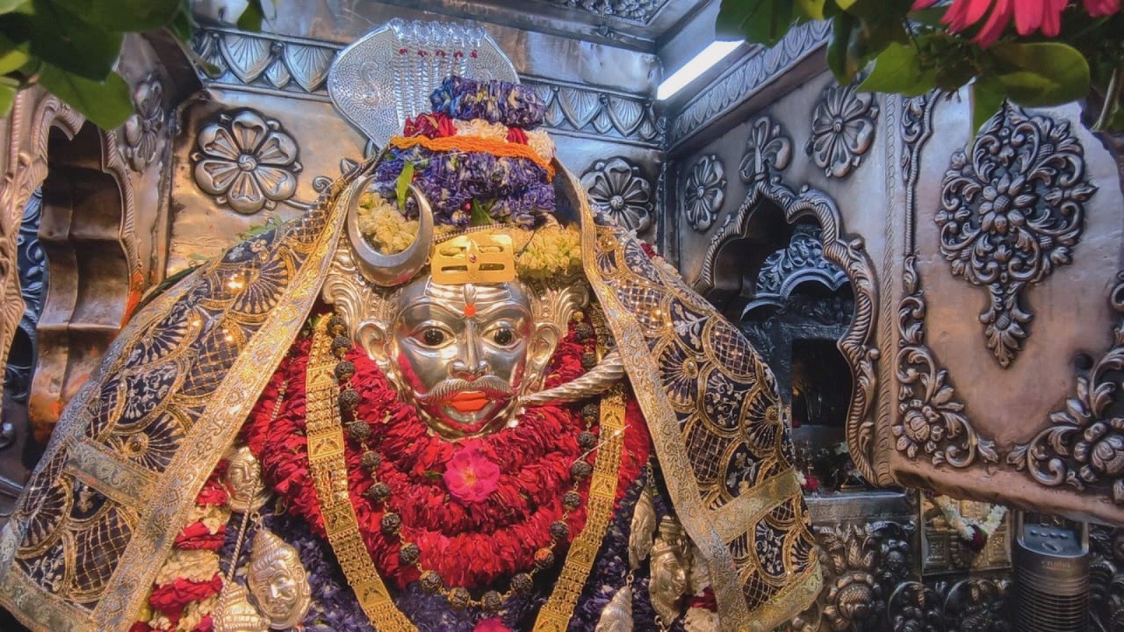 श्रावण मास में काशी के कोतवाल बाबा कालभैरव का दिव्य हिम-हरियाली शृंगार, भोर से उमड़ी श्रद्धालुओं की भीड़