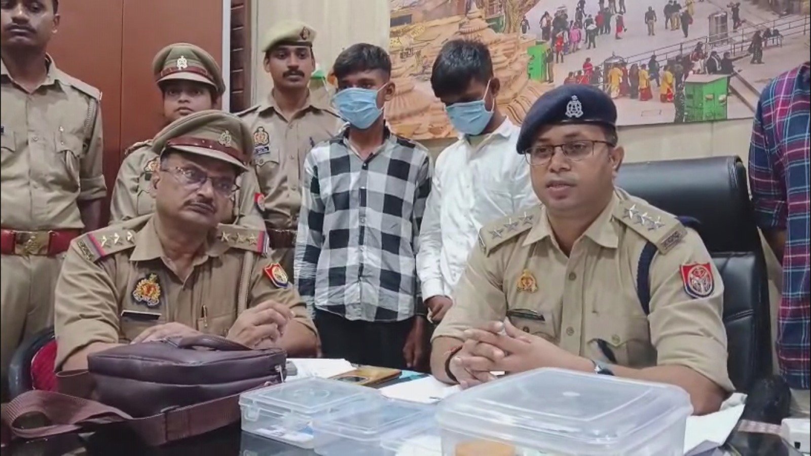वाराणसी में चेन लूट करने वाले दो शातिर बदमाश गिरफ्तार, पुलिस ने बरामद किए नकदी, बाइक और चेन