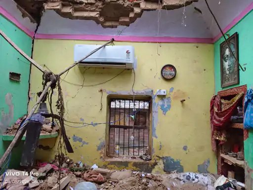 प्रतापगढ़ में दर्दनाक हादसा: बारिश के बीच ढहा जर्जर मकान, एक ही परिवार के छह लोगों की मौत