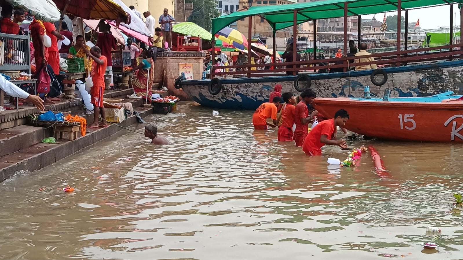 काशी में बढ़ रहा गंगा का जलस्तर, कई घाटों की सीढ़ियां जलमग्न; नाविक समाज और प्रशासन पूरी तरह अलर्ट