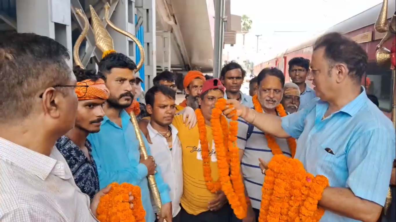 अमरनाथ यात्रियों की सेवा कर लौटे काशी के सेवक, कैंट स्टेशन पर फूलों से हुआ स्वागत; 26 वर्षों से चला आ रहा है भंडारा