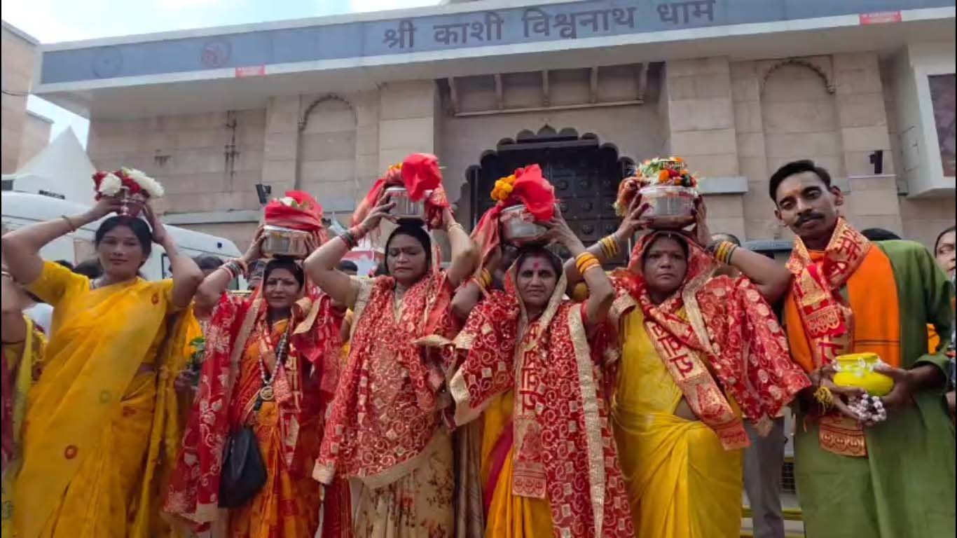 ज्ञानवापी मामले को लेकर महिलाओं ने निकाली कलश यात्रा, बाबा विश्वनाथ के दरबार में की न्याय की प्रार्थना