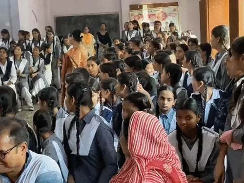 मिशन शक्ति के तहत छात्राओं से संवाद, सेल्फ डिफेंस ट्रेनिंग की मांग पर पुलिस ने दिया भरोसा
