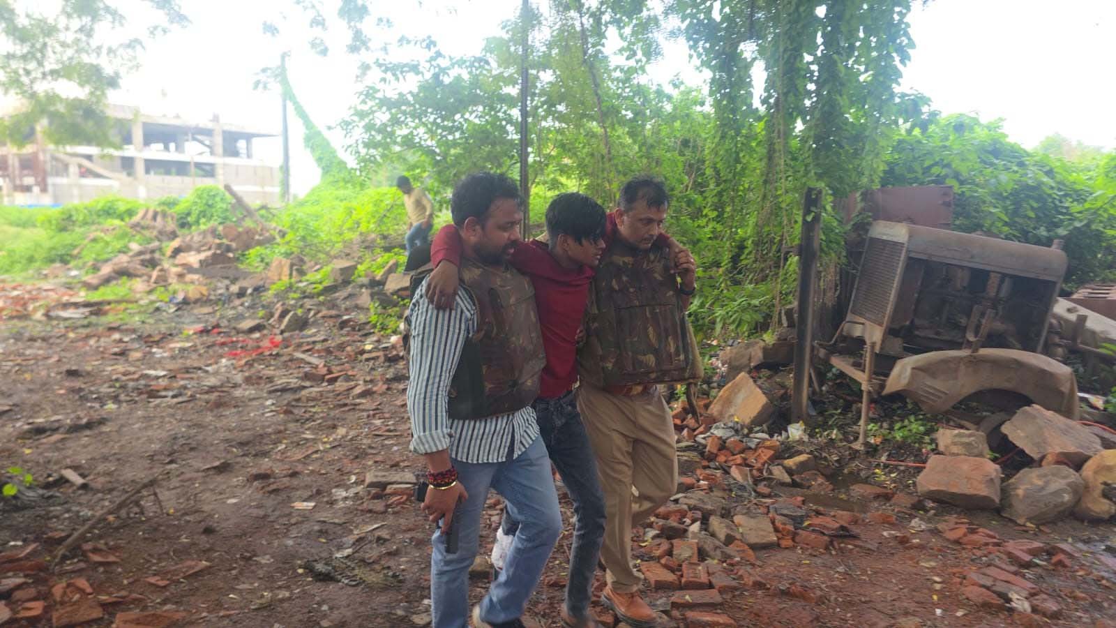 वाराणसी में हत्या के आरोपी से पुलिस की मुठभेड़: दरोगा की पिस्टल छीनकर भागा, काशी स्टेशन के पास फायरिंग; जवाबी कार्रवाई में पैर में लगी गोली