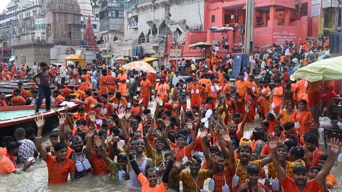 सावन के दूसरे सोमवार पर काशी में आस्था का सैलाब, बाबा विश्वनाथ के दरबार में उमड़ी लाखों की भीड़
