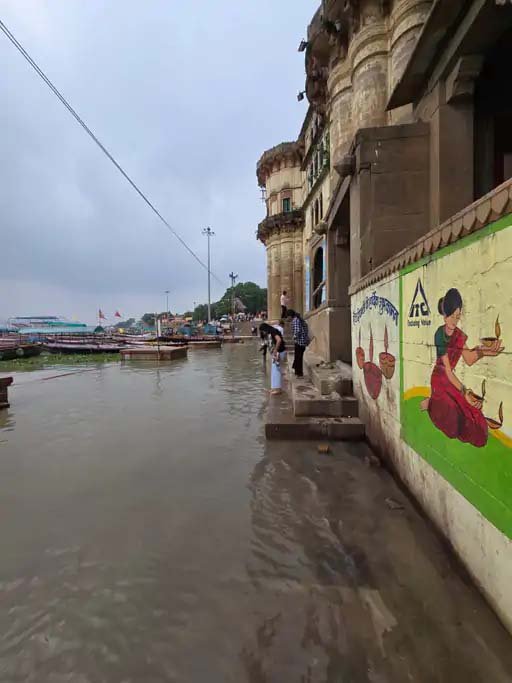 सावन में बदला वाराणसी का मौसम, बूंदाबांदी के बीच बढ़ी उमस; गंगा का जलस्तर फिर चढ़ा, नौकाओं पर रोक