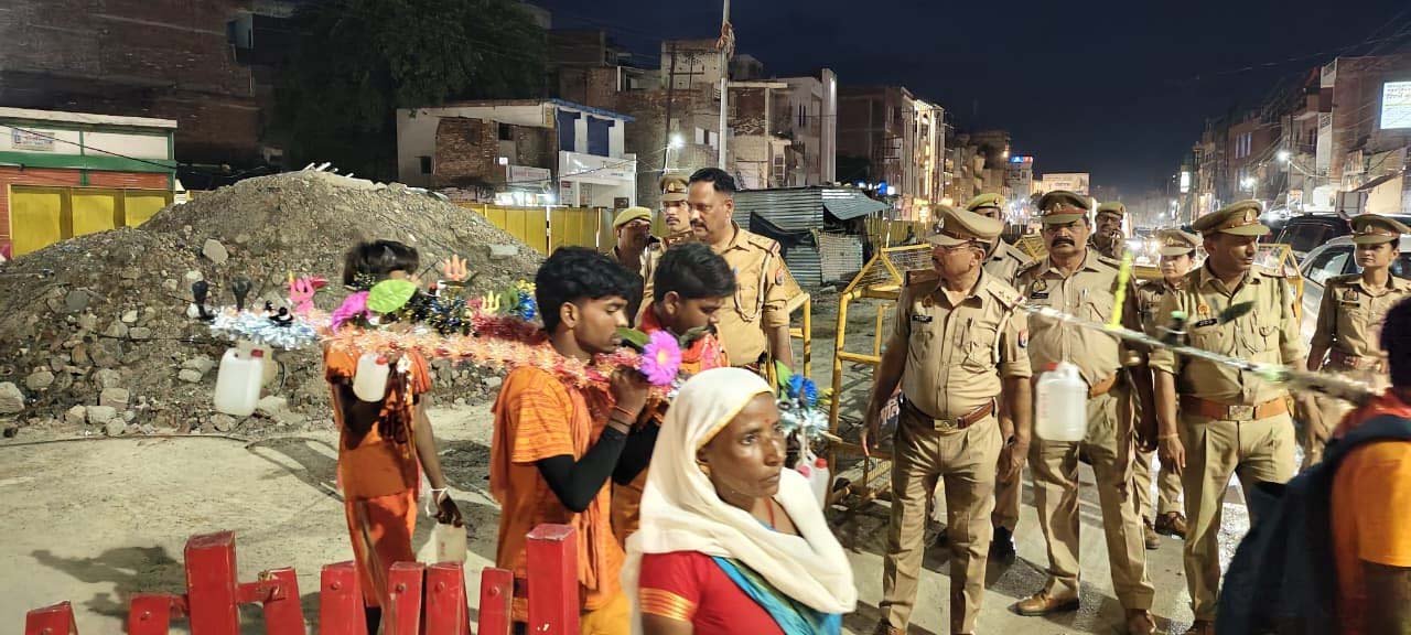 कांवरियों की सुगम यात्रा के लिए मंडुवाडीह चौराहे पर पुलिस मुस्तैद…