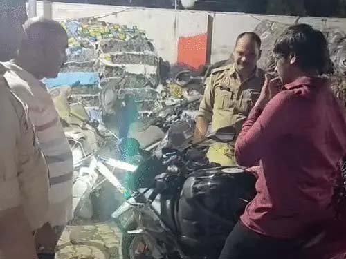 ‘साहब गलती हो गई…’ 26 लाख की BMW से फायरिंग जैसी आवाज निकाल रहा था युवक, पुलिस ने बाइक की सीज