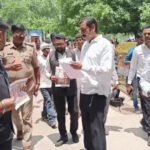 संसद परिसर में भगवा वस्त्र पहनकर प्रदर्शन पर बढ़ा विवाद, काशी के संतों और अधिवक्ताओं ने जताई आपत्ति