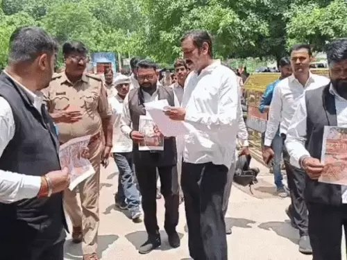 संसद परिसर में भगवा वस्त्र पहनकर प्रदर्शन पर बढ़ा विवाद, काशी के संतों और अधिवक्ताओं ने जताई आपत्ति