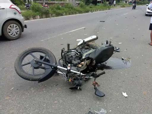 कांवड़ यात्रा से लौट रहे दो युवकों को बाइक ने मारी टक्कर, एक की मौत