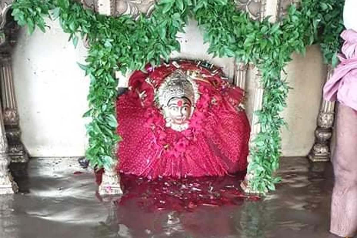 वाराणसी में गंगा का जलस्तर बढ़ा, शीतला मंदिर तक पहुंचा बाढ़ का पानी; वरुणा भी उफनी