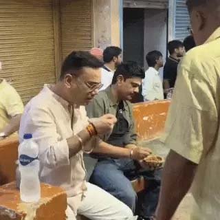 अमित सियाल पहुंचे काशी, बाबा विश्वनाथ के दरबार में टेका माथा; गलियों में घूमकर चखी बनारसी कचौड़ी