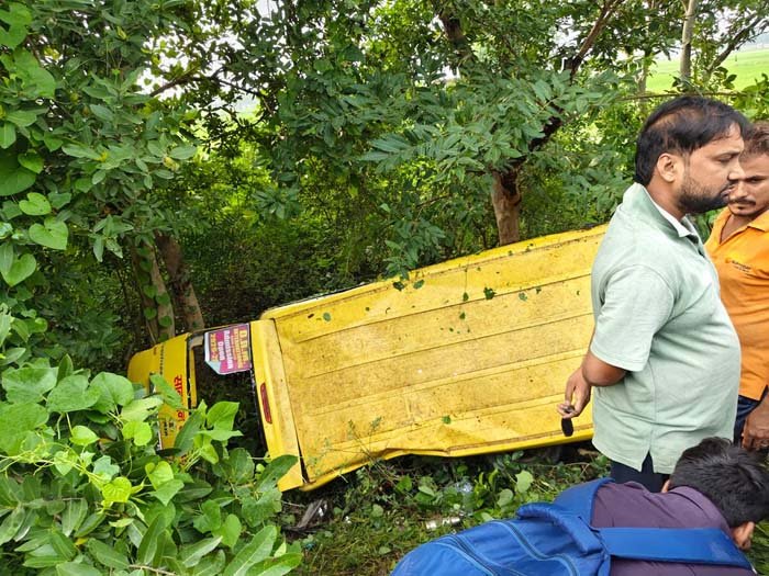 स्कूल वैन को ओवरटेक करते समय बस ने मारी टक्कर, पलटी वैन; 7 बच्चे गंभीर